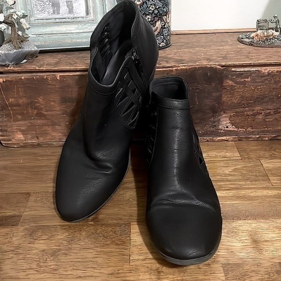 Black leather ankle booties size 10.5 - Picture 2 of 4
